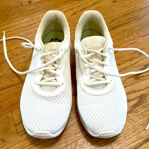 Nike Tanjun Pearl White size 9.5 women’s shoes - DJ6257-100 EUC